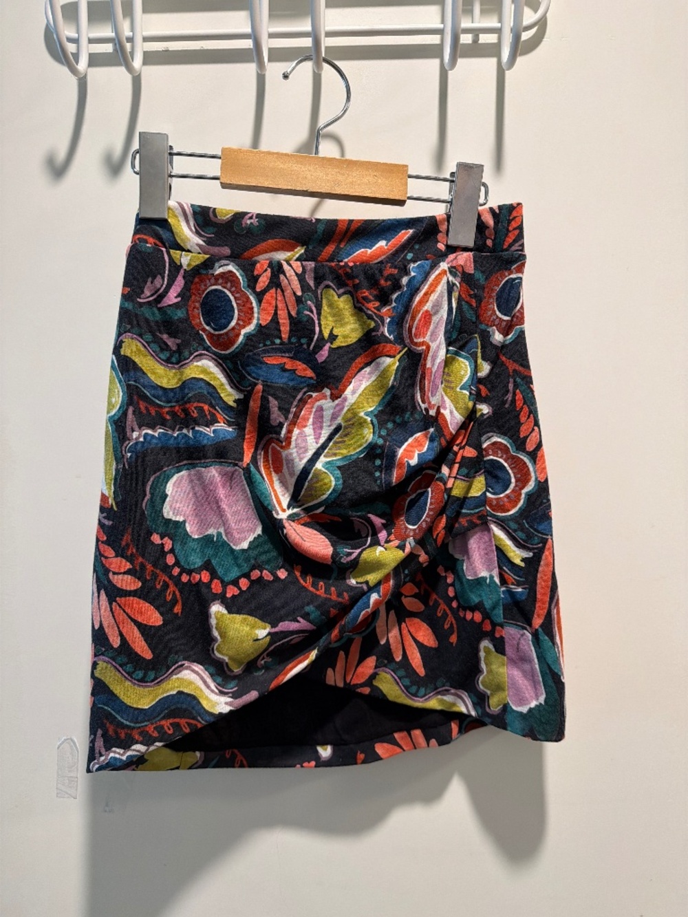 Here's your complete listing! 🌺  Title:  Zara Bold Floral Print Ruched skirt